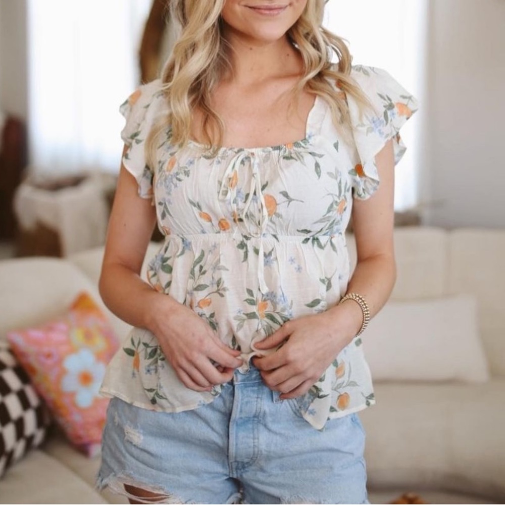 Boutique Floral Top Size Large (Fits Medium Best)
